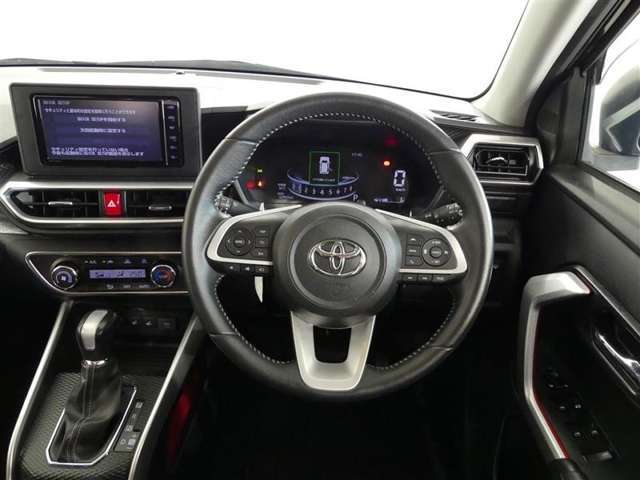 【運転席】運転席周りの画像です。プロの手で隅々までクリーニングしています。ご来店いただき実際に見てみてくださいね☆