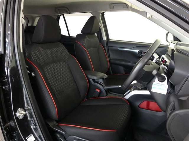 【内装クリーニング】室内は、トヨタの自動車クリーニング“まるまるクリン”を施工済です！シートはもちろん床面も、すっきりキレイ♪自信の仕上がりを、ぜひご覧下さい！！