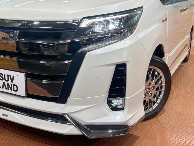 【LEDヘッドライト】悪天候や夜間走行時も良好な視界を確保し安心して運転できる高輝度LEDヘッドライトを装備！点灯速度が早く、消費電力も抑えられています。