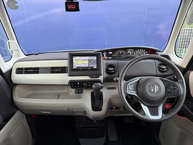 視界も広くスッキリとした運転席回り♪