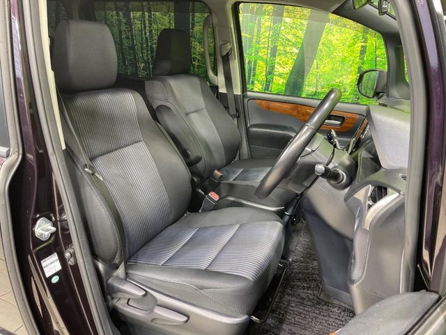 運転席シート廻りは使用感も少なく、良好な状態となっています。丁寧に使われていたことがよくわかりますね。