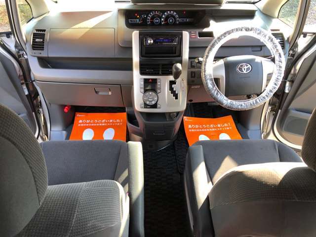 肘掛けも助手席・運転席についてます！