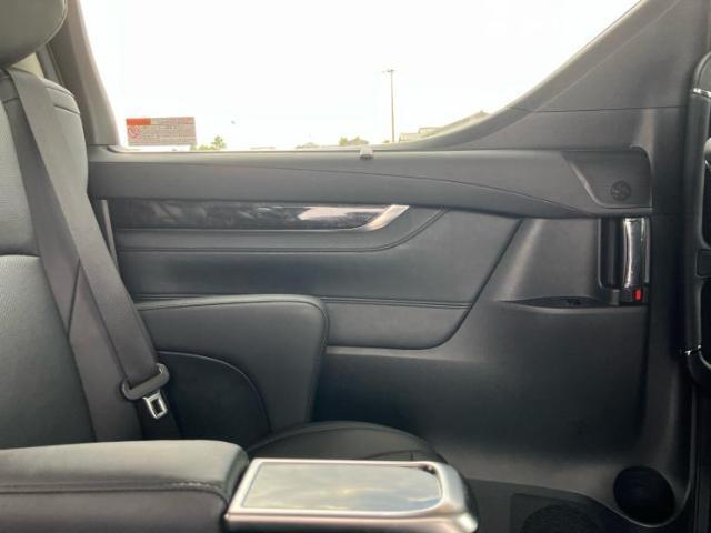 WECARSでは各商談席に大型モニターをご用意しております！見やすい大画面でゆったりと全国の在庫をご覧いただけます！是非ご来店お待ちしております！