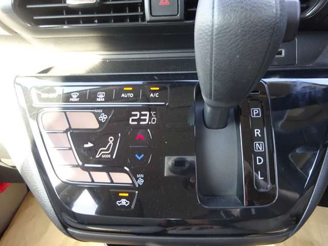 ◆オートエアコン◆車内に取り込む外気をキレイにして、安心おでかけ！操作性と視認性に優れたタッチパネル式です！凹凸が少なく、お掃除が楽にできます！