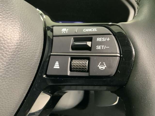 クルーズコントロールを装備しています。高速道路などで一定の速度で走ってくれるので運転が楽ですよ！速度を設定できますので、スピードの出しすぎにも注意できます。