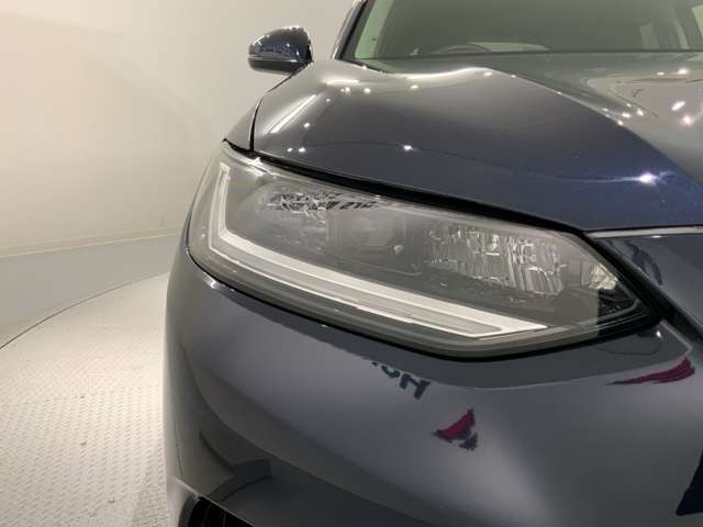 LEDヘッドライトは、点灯の瞬間から最大光量を発揮し、突然暗くなるトンネルなどでの安定感を高めます。