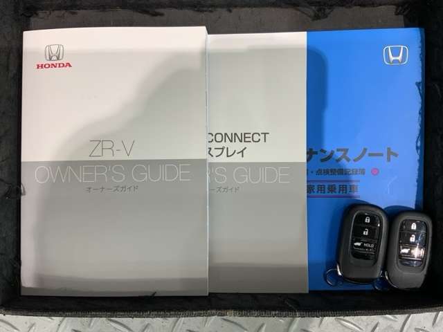 スマートキーは鍵をバッグに入れたままでもドアロックの開閉やエンジンのON・OFFができます。夜間や雨の日も鍵を探さなくて良いので便利です。