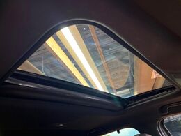 【サンルーフ】開放感たっぷりの希少装備、サンルーフが装着されています！車内に明かりを取り入れたり景色を楽しむ以外にも、車内の空気も簡単に換気できて快適です！