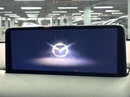 【10.25インチマツダコネクト】車内の雰囲気にマッチした大型ディスプレイ。スマホ接続でのナビ使用やBluetooth再生等、様々な機能が楽しめます。直感的なダイヤル操作が可能で、使い勝手も良好です。