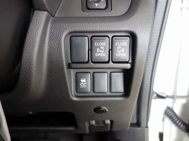 電動スライドドアスイッチです。開閉は運転席からボタン操作でも可能です。