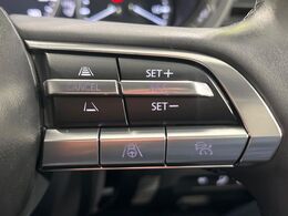 【マツダ・レーダークルーズコントロール】高速道路での長距離走行が楽に！自動で速度を保つクルーズコントロールが、衝突軽減システムと連携し、前方の車両を感知して車間を保つように速度調節してくれます！！