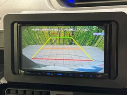 【バックカメラ】駐車時に後方がリアルタイム映像で確認できます。大型商業施設や立体駐車場での駐車時や、夜間のバック時に大活躍！運転スキルに関わらず、今や必須となった装備のひとつです！