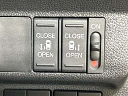 【両側パワースライドドア】スマートキーや運転席のスイッチで後席両側スライドドアの開閉が可能♪電動だから力を入れてドアを開ける必要が無く、小さなお子様でも簡単に開け閉めでき快適です♪