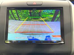 【バックカメラ】駐車時に後方がリアルタイム映像で確認できます。大型商業施設や立体駐車場での駐車時や、夜間のバック時に大活躍！運転スキルに関わらず、今や必須となった装備のひとつです！