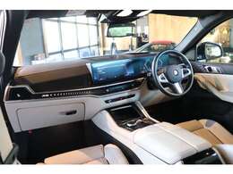 Individualフルレザーメリノ(アイボリーホワイト/アトラスグレー)のオプション付きでラグジュアリーなインテリア