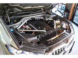 エンジン単体では286馬力、トルク66.3kg・mを発生し、これに12馬力、トルク20.4kg・mのモーターが加わせ、ほどよい動力性能を発揮するマイルドハイブリッド機構が組み合わされるパワーユニット