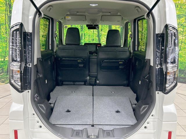 後席を格納すると、これだけの広さが！シーンに合わせたシートアレンジで、大きな荷物も積むことが出来ます♪