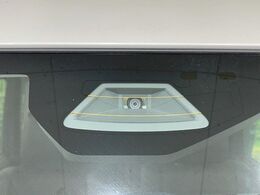 【スズキ　セーフティサポート】走行中に前方の車両等を認識し、衝突しそうな時は警報とブレーキで衝突回避と被害軽減をアシスト。より安全にドライブをお楽しみいただけます。