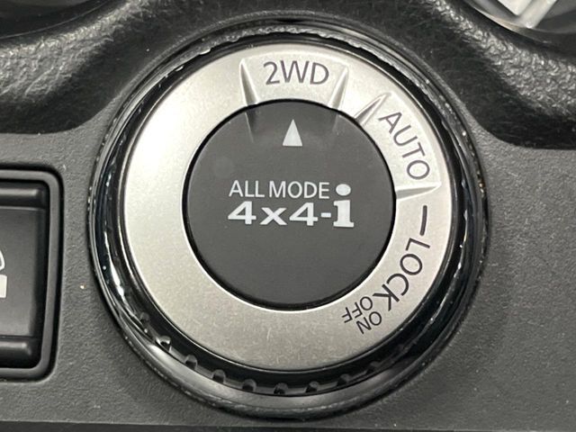 【オールモード4×4】2WD/4WDモードを手軽に切り替え可能。燃費重視の2WD、スタック時に役立つLOCK、AUTOモードでは4WDの配分を自動で調整し、路面状況を問わず安定した走りをサポート。