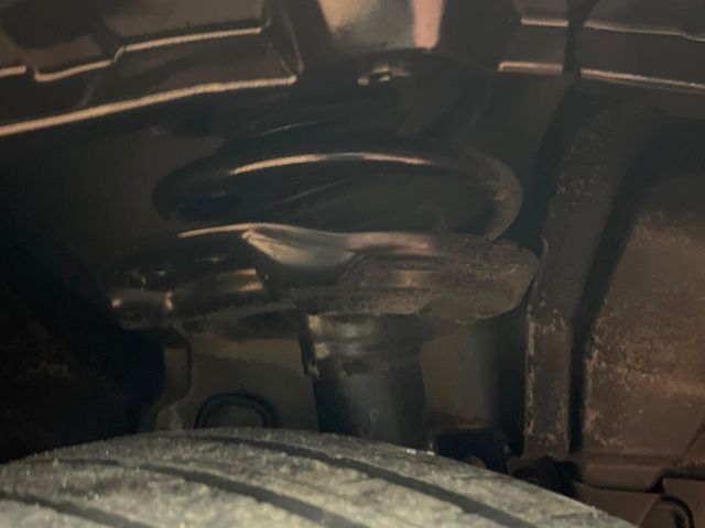 お車を安心してお乗りいただく為には、足回りの定期点検が欠かせません。サービスサポート（有償保証）では無料点検もご提供しており、安心のカーライフをお過ごしいただけるサポート体制が整っています。