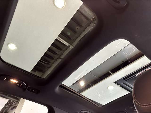 パノラミックスライディングルーフは開放感があり、日の光を入れると車内が明るくなります。