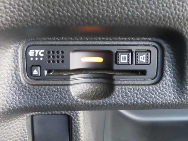 『ETC搭載』　高速利用時に便利なETCを搭載しております。高速道路での利用がスムーズになります！これで長旅も楽々♪納車時にセットアップをさせていただきますので、カードを差し込むだけでご利用いただけま