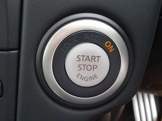 プッシュエンジンスターターエンジンの始動は、ブレーキペダルを踏みながらボタンをワンプッシュするだけでOK。