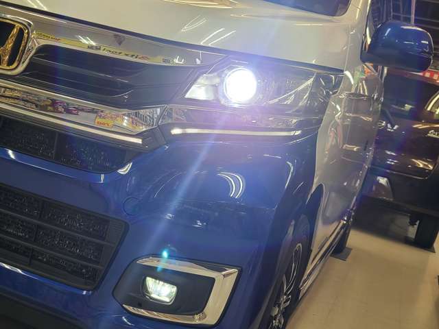 屋内型展示場でゆっくりお車選びが可能です♪