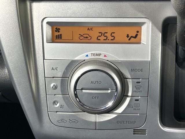 【オートエアコン】一度お好みの温度に設定すれば、車内の温度を検知し風量や温度を自動で調整。暑い…寒い…と何度もスイッチ操作をする必要はありません。快適な車内空間には必須の機能ですね♪