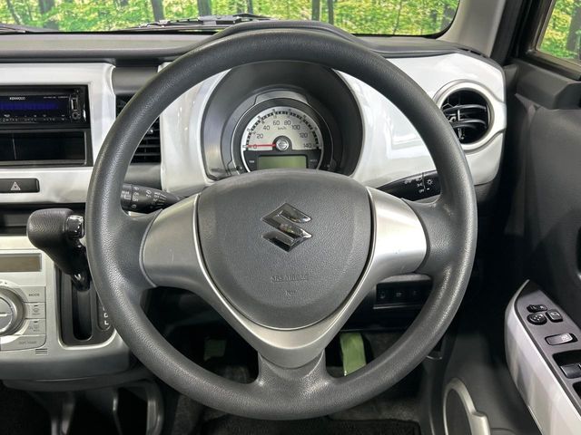 インテリアに合わせたデザインのステアリングは、運転される方のことも考え、運転しやすい形状、大きさです。是非一度、実際に触ってお確かめください。