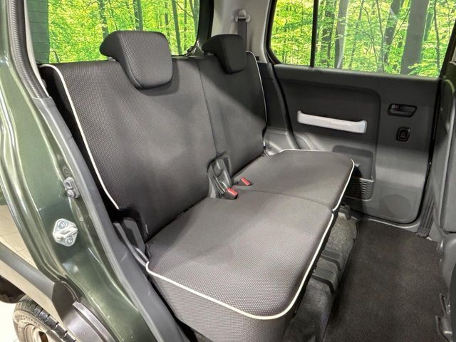 後部座席も気になるようなキズ・汚れやへたり等、大きなダメージはなく、良好な状態です。