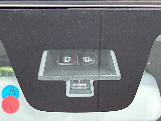 【誤発進抑制機能】駐車場でアクセルとブレーキを間違えてしまった際、ブレーキでサポート。うっかり事故の予防に役立ちます！