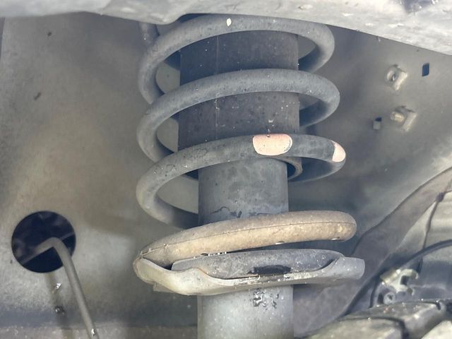 お車を安心してお乗りいただく為には、足回りの定期点検が欠かせません。サービスサポート（有償保証）では無料点検もご提供しており、安心のカーライフをお過ごしいただけるサポート体制が整っています。