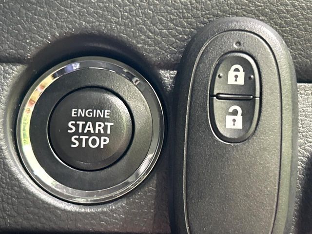 【キーレススタートシステム】カバンやポケットに入れたままでもドアの施錠・解錠が可能なスマートキーを装備。エンジンのオン・オフ時もカギを取り出す必要が無いからとっても便利です♪