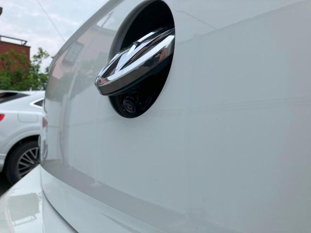 リアのエンブレム内にバックカメラが内蔵されております。慣れない場所での駐車も安心ですね