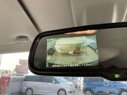 バックモニター内蔵ルームミラーです。後方の確認を映像で目視できれば、安心ですよね。