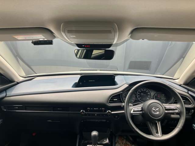 フロントピラーの位置を従来よりも後方にレイアウト。運転席からの視界の広がりを向上。車両の周囲の状況を、いち早く知ることで、安全に運行できます。