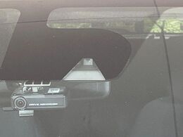 【インテリジェントエマージェンシーブレーキ】フロントカメラで前方の車両や歩行者を検知。衝突しそうな時は衝突被害軽減ブレーキが作動、衝突回避をサポート。より安全にドライブをお楽しみいただけます。