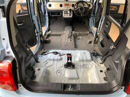 展示前のクリーニングはエンジンルーム・下廻り・ドアの内側を高圧洗浄機で室内はシート・内張り等を外して徹底的にクリーニングしていますのでどのお車も自信を持ってオススメできます！1度ご確認下さい！