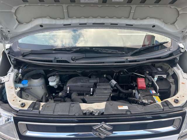 エンジンルームもキレイです。外観写真は以上になります。