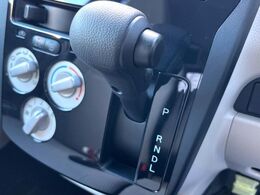 インパネシフトならハンドルからの移動距離が短く操作もスムーズ！また、足元が広くなりすっきりしますので、大柄な方でも快適にお過ごしいただけます。