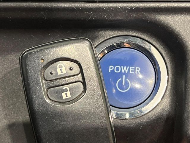 【スマートキー】カバンやポケットに入れたままでもドアの施錠・解錠が可能なスマートキーを装備。エンジンのオン・オフ時もカギを取り出す必要が無いからとっても便利です♪