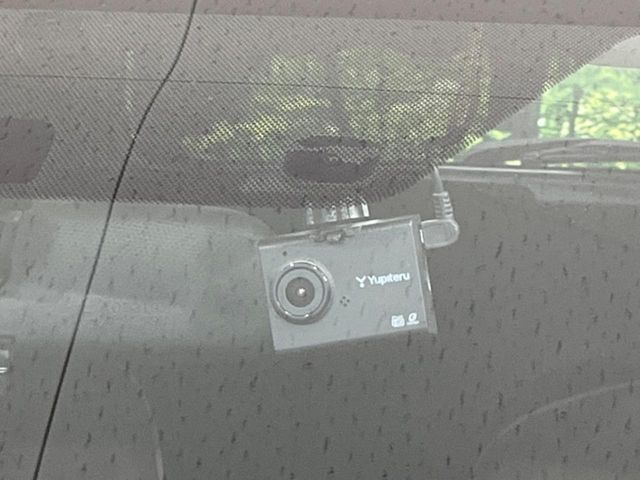 【ドライブレコーダー】安心・安全なカーライフに必須のドライブレコーダーを装備！走行中はもちろん、あおり運転や事故に遭遇した際の状況も映像で記録し、万一のリスクに備えます。