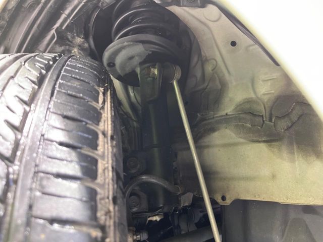 お車を安心してお乗りいただく為には、足回りの定期点検が欠かせません。サービスサポート（有償保証）では無料点検もご提供しており、安心のカーライフをお過ごしいただけるサポート体制が整っています。