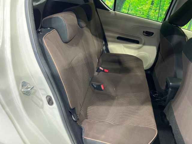 後部座席も気になるようなキズ・汚れやへたり等、大きなダメージはなく、良好な状態です。