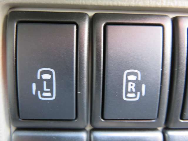両側電動スライドドア！スライドドアスイッチボタンを押すことで開閉可能なので、とても便利です！