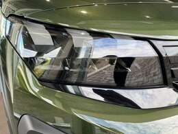 お洒落なグリルに、ライオンの牙をモチーフにしたLEDデイライトが新世代プジョーを象徴しております