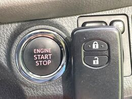 【スマートキー】カバンやポケットに入れたままでもドアの施錠・解錠が可能なスマートキーを装備。エンジンのオン・オフ時もカギを取り出す必要が無いからとっても便利です♪