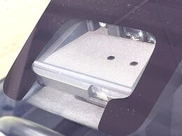 【スズキ　セーフティサポート】走行中に前方の車両等を認識し、衝突しそうな時は警報とブレーキで衝突回避と被害軽減をアシスト。より安全にドライブをお楽しみいただけます。