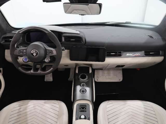 人気のオプションなどが多く装備されている車内です。気になるポイントなどもお気軽にお問い合わせください。お問い合わせはTEL：043-301-4980